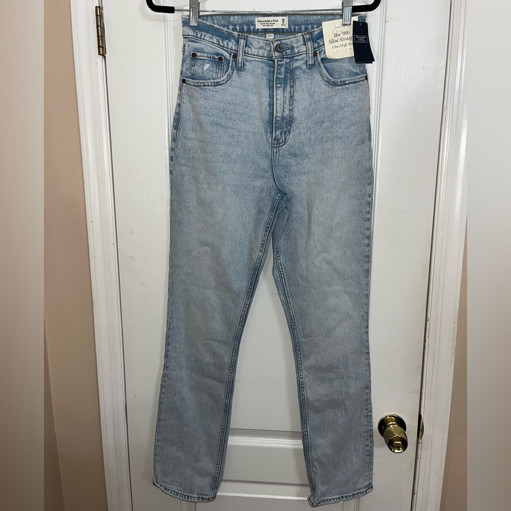 Abercrombie & Fitch Light Wash “90’s Slim Straight” Jeans NWT — Size 28 | 6R